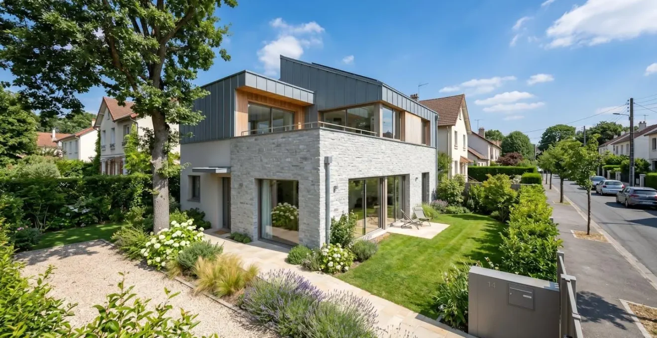 Façade d'une maison individuelle contemporaine typique des Hauts-de-Seine avec petit jardin et architecture française moderne